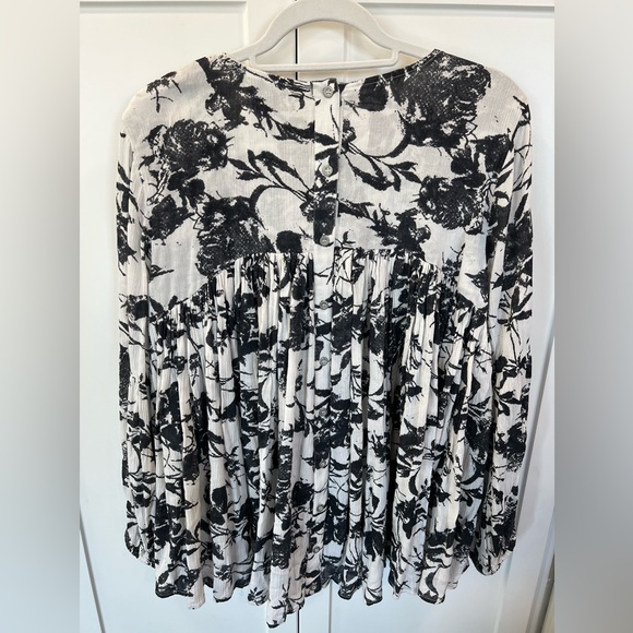 Black and White Chelsea and Theodore fit/flare blouse with bell cuffed sleeves. - Picture 2 of 4